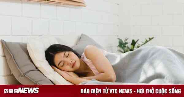 Nằm ngủ nghiêng bên trái hay phải tốt hơn?