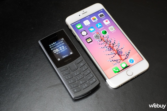 "Cục gạch 4G" Nokia mới và iPhone 10 năm tuổi: Với vài trăm nghìn đồng, lựa chọn nào trong thời điểm sóng 2G sắp bị cắt?