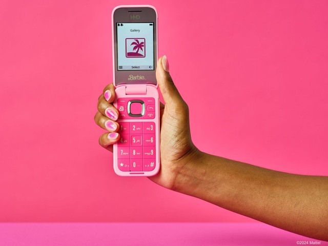 Ra mắt Barbie Phone: Phiên bản nâng cấp của Nokia 2660 Flip với diện mạo "full hồng", nhiều phụ kiện độc đáo- Ảnh 2. Ra mắt Barbie Phone: Phiên bản nâng cấp của Nokia 2660 Flip với diện mạo "full hồng", nhiều phụ kiện độc đáo- Ảnh 2.
