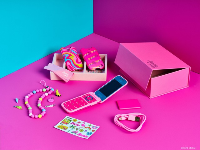 Ra mắt Barbie Phone: Phiên bản nâng cấp của Nokia 2660 Flip với diện mạo "full hồng", nhiều phụ kiện độc đáo- Ảnh 3. Ra mắt Barbie Phone: Phiên bản nâng cấp của Nokia 2660 Flip với diện mạo "full hồng", nhiều phụ kiện độc đáo- Ảnh 3.