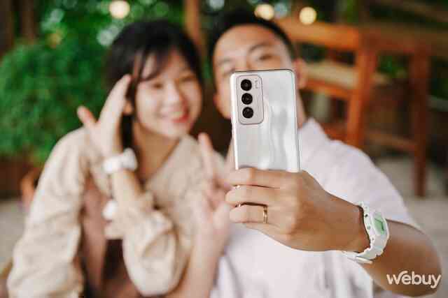 Đi cà phê chụp ảnh với 'người thương' bị lỗi, cánh 'mày râu' tìm ra cách sửa bằng AI