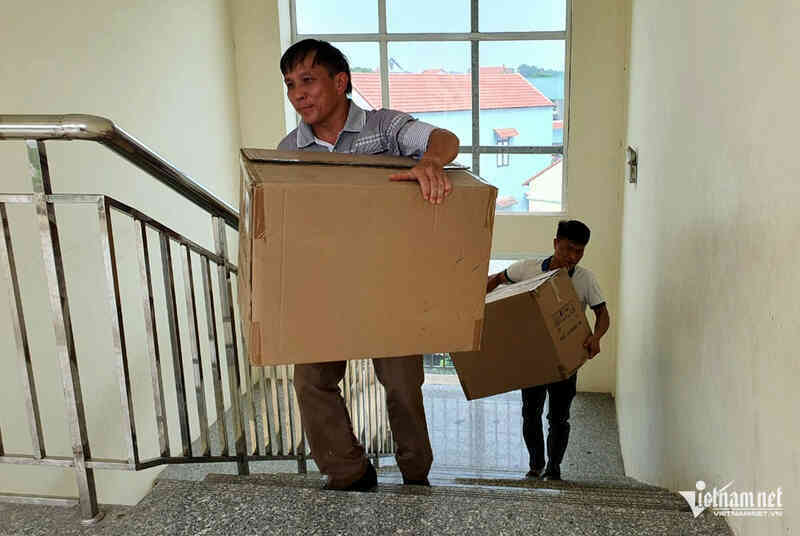 Trao tặng 15 bộ máy tính cho học sinh trường Tiểu học Vật Lại