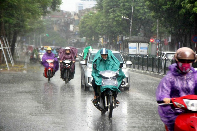 Miền Bắc chuyển oi nóng sau những ngày mưa lũ, khi nào mưa dông quay trở lại?