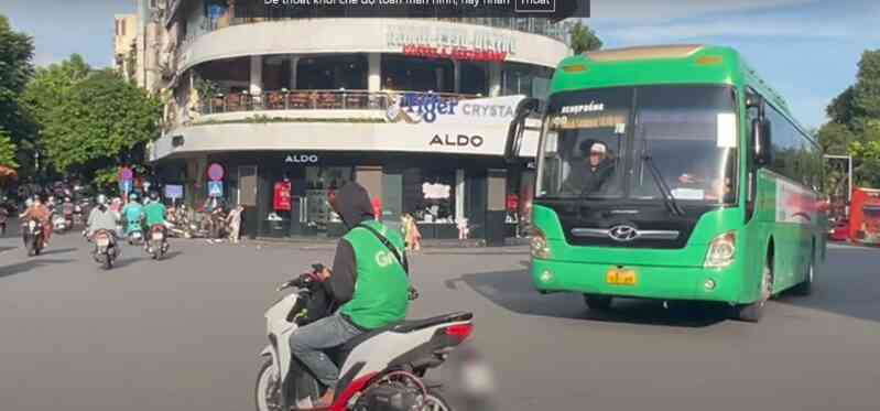 Clip cận cảnh các shipper "dán" mặt vào điện thoại dù đang chạy xe băng băng trên phố: Nỗi khiếp sợ của nhiều người!- Ảnh 2. Clip cận cảnh các shipper "dán" mặt vào điện thoại dù đang chạy xe băng băng trên phố: Nỗi khiếp sợ của nhiều người!- Ảnh 2.