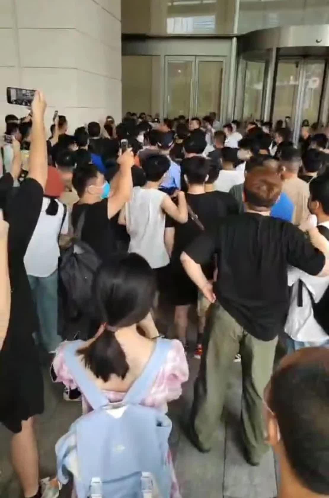 Nóng: Hàng trăm người biểu tình, căng biểu ngữ đòi tiền tại văn phòng một sàn TMĐT nổi tiếng vì chính sách miễn phí trả hàng khiến vô số người bán phá sản, nợ nần chồng chất- Ảnh 2. Nóng: Hàng trăm người biểu tình, căng biểu ngữ đòi tiền tại văn phòng một sàn TMĐT nổi tiếng vì chính sách miễn phí trả hàng khiến vô số người bán phá sản, nợ nần chồng chất- Ảnh 2.