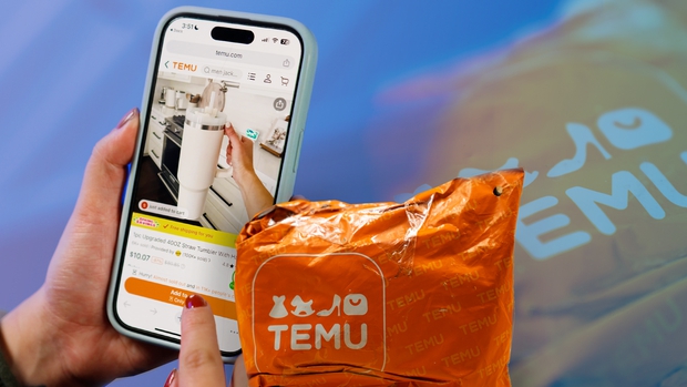 Nóng: Hàng trăm người biểu tình, căng biểu ngữ đòi tiền tại văn phòng một sàn TMĐT nổi tiếng vì chính sách miễn phí trả hàng khiến vô số người bán phá sản, nợ nần chồng chất- Ảnh 6. Nóng: Hàng trăm người biểu tình, căng biểu ngữ đòi tiền tại văn phòng một sàn TMĐT nổi tiếng vì chính sách miễn phí trả hàng khiến vô số người bán phá sản, nợ nần chồng chất- Ảnh 6.