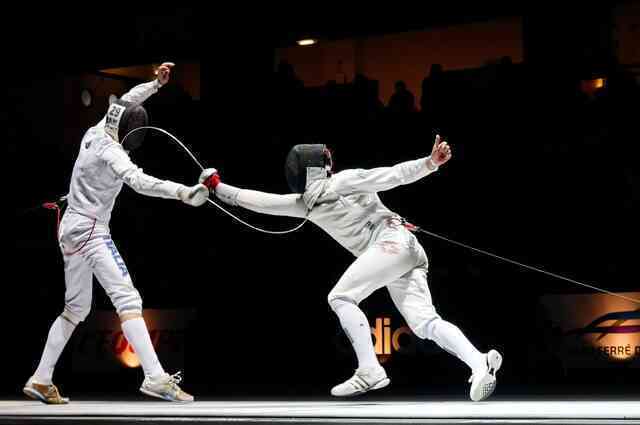 Tại sao các vận động viên đấu kiếm Olympic lại được gắn vào dây cáp điện?- Ảnh 3. Tại sao các vận động viên đấu kiếm Olympic lại được gắn vào dây cáp điện?- Ảnh 3.