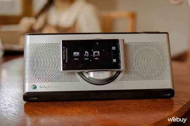 16 năm trước fan Sony Ericsson "mơ" về combo nghe nhạc này, giá bán còn đắt hơn iPhone cùng thời- Ảnh 11. 16 năm trước fan Sony Ericsson "mơ" về combo nghe nhạc này, giá bán còn đắt hơn iPhone cùng thời- Ảnh 11.