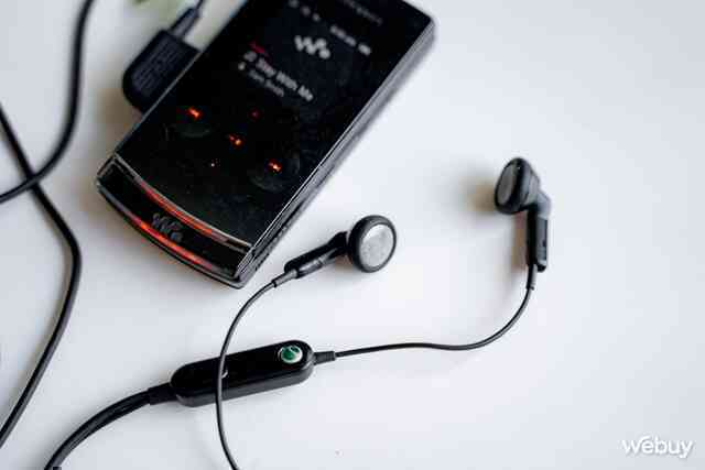 16 năm trước fan Sony Ericsson "mơ" về combo nghe nhạc này, giá bán còn đắt hơn iPhone cùng thời- Ảnh 17. 16 năm trước fan Sony Ericsson "mơ" về combo nghe nhạc này, giá bán còn đắt hơn iPhone cùng thời- Ảnh 17.