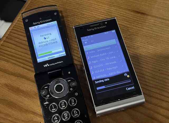 16 năm trước fan Sony Ericsson "mơ" về combo nghe nhạc này, giá bán còn đắt hơn iPhone cùng thời- Ảnh 19. 16 năm trước fan Sony Ericsson "mơ" về combo nghe nhạc này, giá bán còn đắt hơn iPhone cùng thời- Ảnh 19.