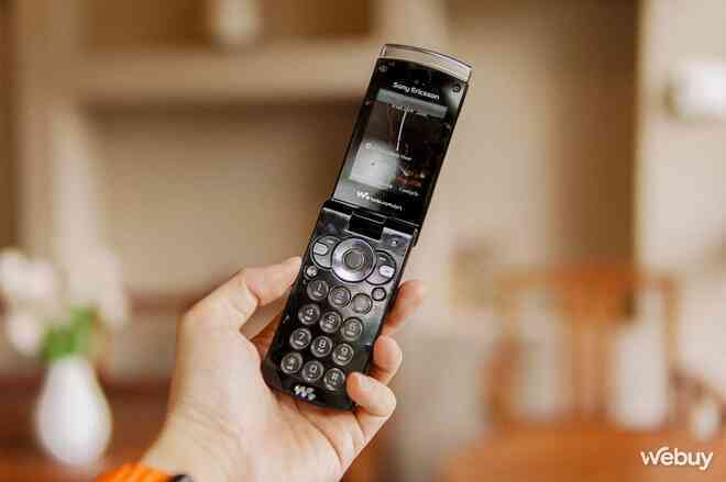 16 năm trước fan Sony Ericsson "mơ" về combo nghe nhạc này, giá bán còn đắt hơn iPhone cùng thời- Ảnh 4. 16 năm trước fan Sony Ericsson "mơ" về combo nghe nhạc này, giá bán còn đắt hơn iPhone cùng thời- Ảnh 4.