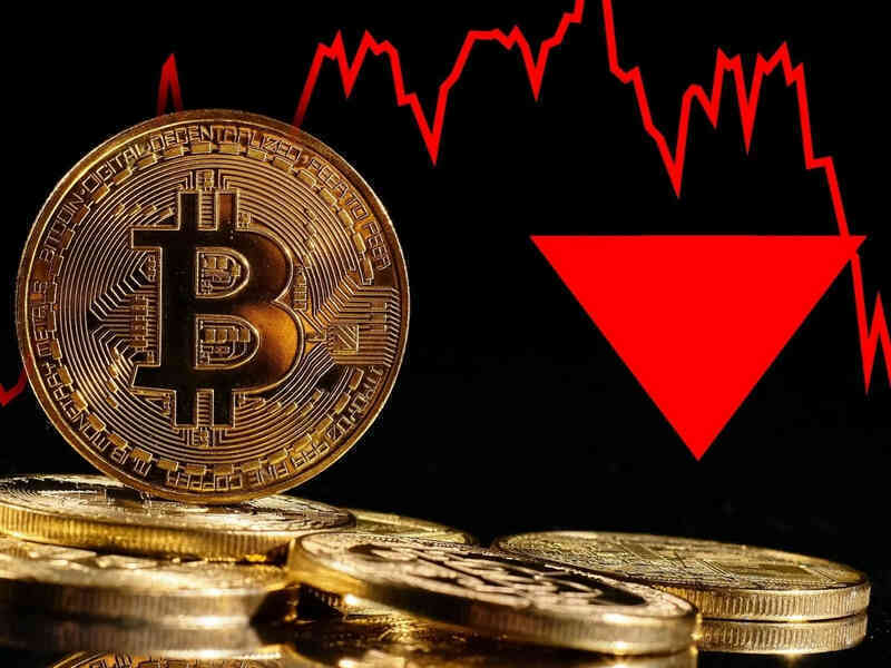 Sau chứng khoán, tới lượt bitcoin cắm đầu lao dốc, chạm đáy 5 tháng: Thị trường tiền số ‘bay’ 270 tỷ USD chỉ trong 1 ngày