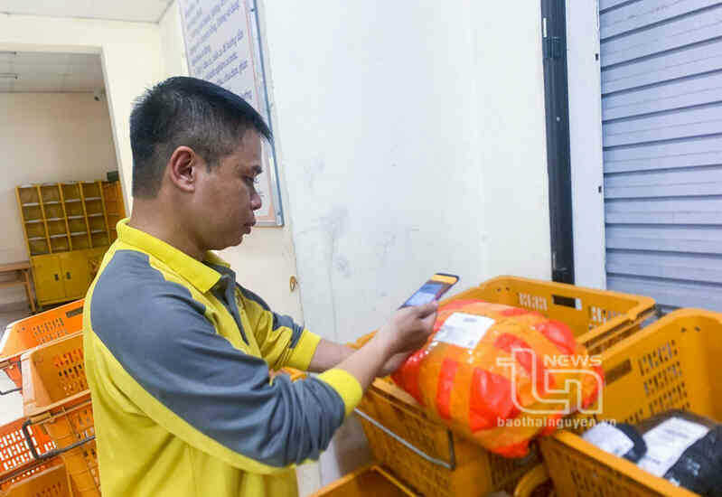 Anh Hà Khánh Tuân, nhân viên bưu tá Bưu điện tỉnh Thái Nguyên ứng dụng phần mềm Dinh Dong xử lý đơn hàng chuyển phát mỗi ngày.
