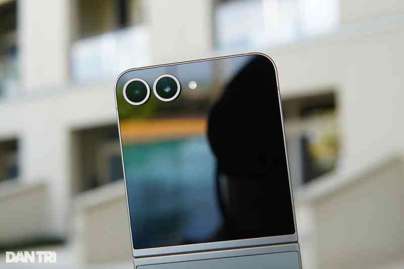 Đánh giá Galaxy Z Flip6: Thiết kế gọn nhẹ, camera AI nhiều tính năng - 3