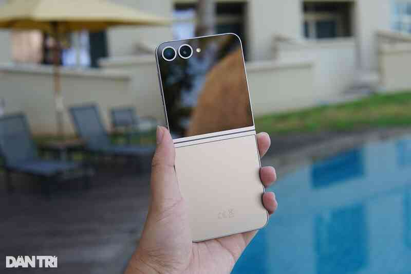 Đánh giá Galaxy Z Flip6: Thiết kế gọn nhẹ, camera AI nhiều tính năng - 9