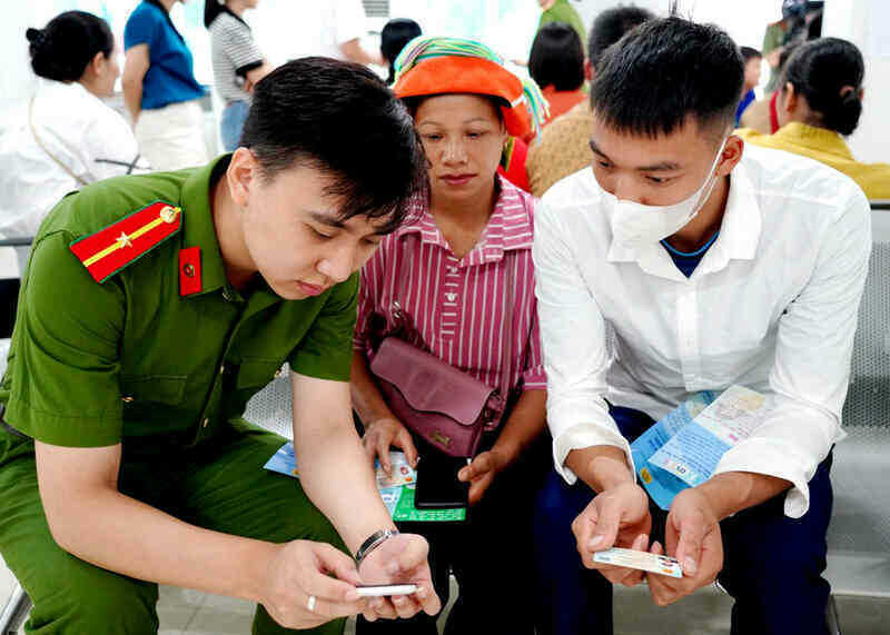 Lực lượng Công an hướng dẫn người dân cài đặt định danh điện tử.