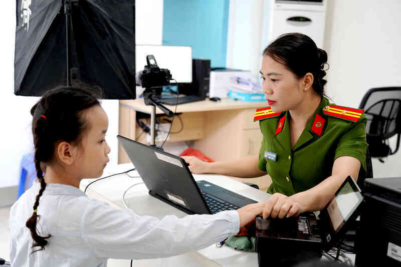 Lực lượng Công an làm thủ tục cấp căn cước công dân cho trẻ em dưới 14 tuổi tại thành phố Hà Giang.