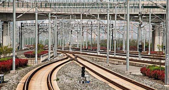Tại sao phải rải đá nhỏ dưới đường ray tàu hỏa mà trên đường sắt cao tốc thì không?- Ảnh 4. Tại sao phải rải đá nhỏ dưới đường ray tàu hỏa mà trên đường sắt cao tốc thì không?- Ảnh 4.