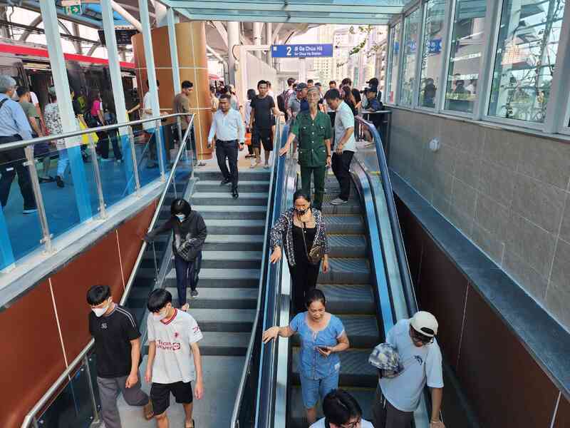 VIDEO: Người dân hào hứng trải nghiệm Metro Nhổn - ga Hà Nội sau 15 năm chờ đợi- Ảnh 7. VIDEO: Người dân hào hứng trải nghiệm Metro Nhổn - ga Hà Nội sau 15 năm chờ đợi- Ảnh 7.