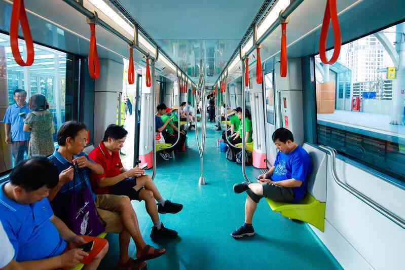 VIDEO: Người dân hào hứng trải nghiệm Metro Nhổn - ga Hà Nội sau 15 năm chờ đợi- Ảnh 8. VIDEO: Người dân hào hứng trải nghiệm Metro Nhổn - ga Hà Nội sau 15 năm chờ đợi- Ảnh 8.
