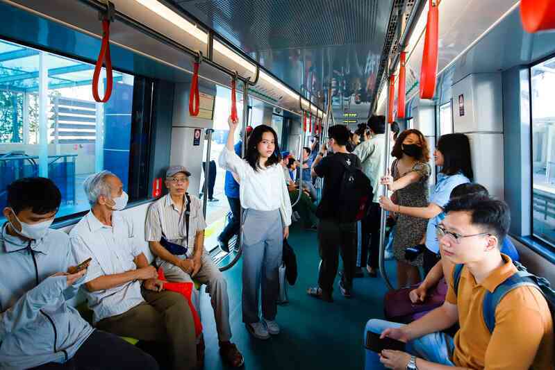 VIDEO: Người dân hào hứng trải nghiệm Metro Nhổn - ga Hà Nội sau 15 năm chờ đợi- Ảnh 9. VIDEO: Người dân hào hứng trải nghiệm Metro Nhổn - ga Hà Nội sau 15 năm chờ đợi- Ảnh 9.