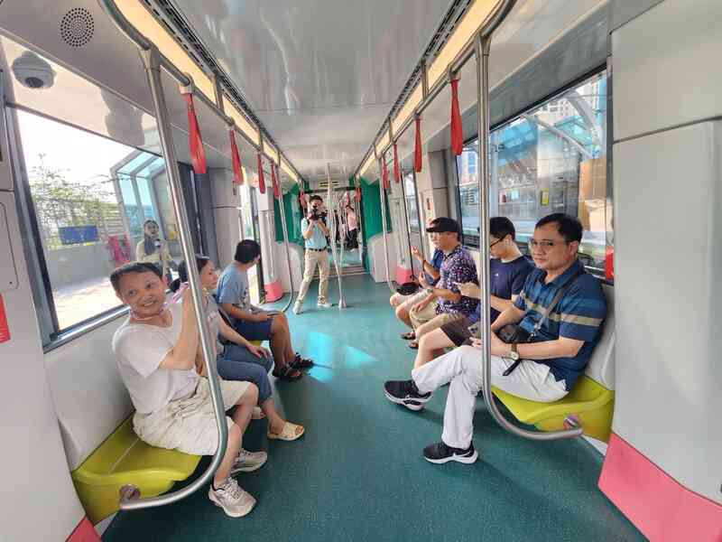 VIDEO: Người dân hào hứng trải nghiệm Metro Nhổn - ga Hà Nội sau 15 năm chờ đợi- Ảnh 10. VIDEO: Người dân hào hứng trải nghiệm Metro Nhổn - ga Hà Nội sau 15 năm chờ đợi- Ảnh 10.