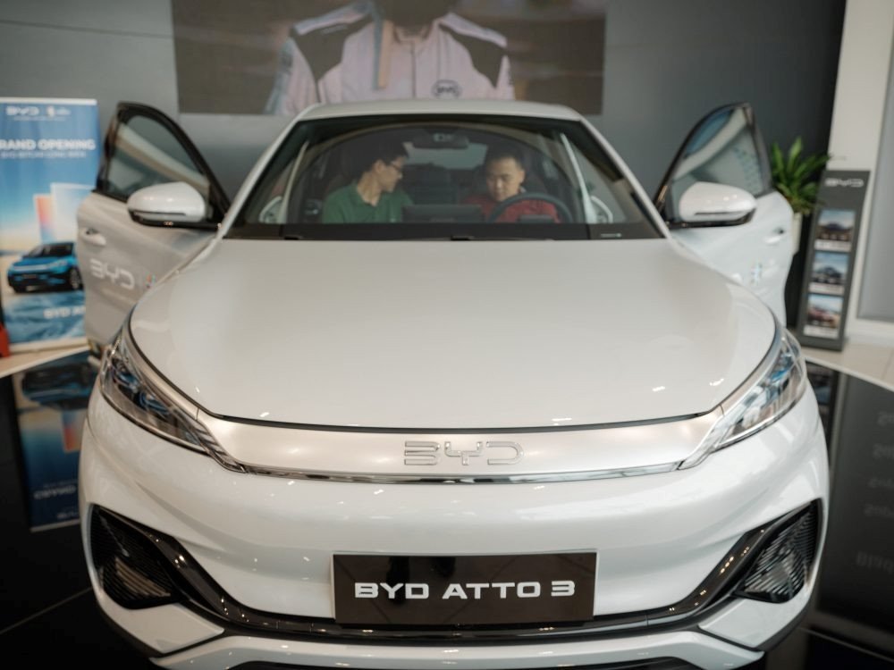 Xe điện của BYD trưng bày trong ngày khai trương một showroom tại Hà Nội. Để thống trị tuyệt đối thị trường EV Đông Nam Á, BYD phải vượt qua 'sân chơi cuối cùng' là Việt Nam - bài toán dễ hay khó?- Ảnh 2.