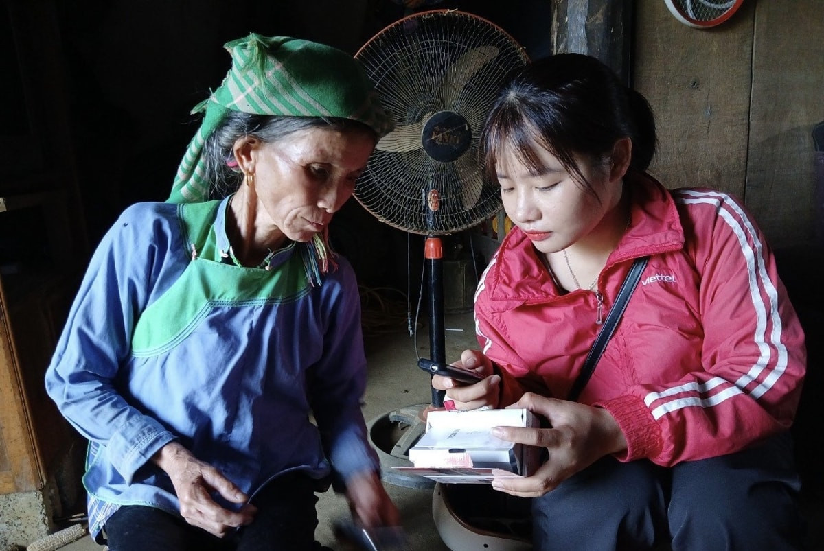 Lai Châu tăng cường hỗ trợ người dân chuyển đổi máy điện thoại 2G lên 4G