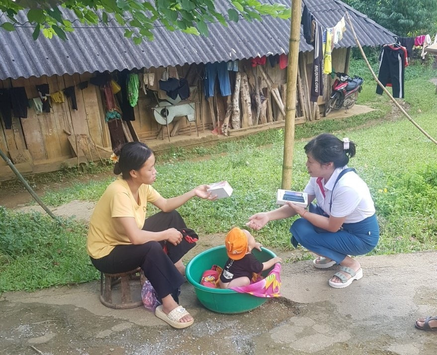 Lai Châu tăng cường hỗ trợ người dân chuyển đổi máy điện thoại 2G lên 4G