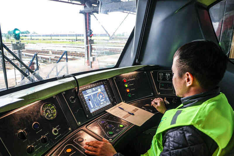 Tàu metro Nhổn - ga Hà Nội có nút chống ngủ gật cho tài xế?