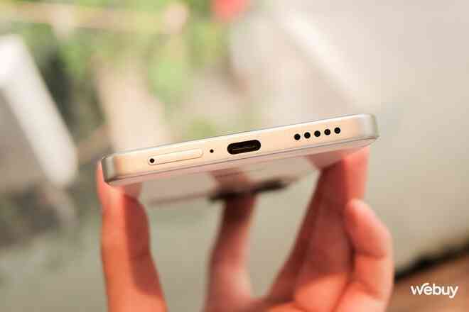 Điện thoại Xiaomi này giá chỉ hơn 5 triệu: Màn hình OLED cực đẹp, chip Dimensity 8300 Ultra 1,4 triệu điểm AnTuTu, pin 5.500mAh- Ảnh 5. Điện thoại Xiaomi này giá chỉ hơn 5 triệu: Màn hình OLED cực đẹp, chip Dimensity 8300 Ultra 1,4 triệu điểm AnTuTu, pin 5.500mAh- Ảnh 5.