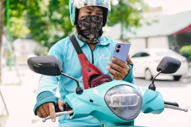Không phải các sếp, đây mới là nghề "2 tay 2 smartphone" đông đảo nhất