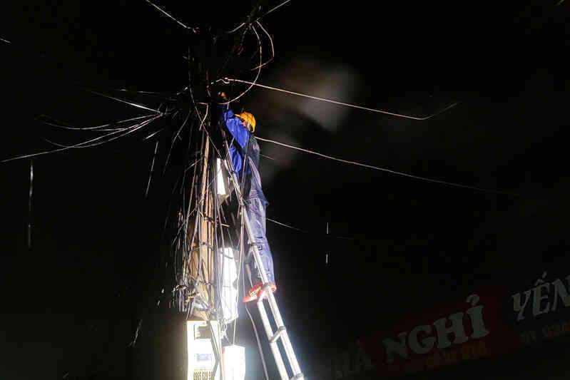 Người dùng di động nhiều tỉnh, thành phố bị mất liên lạc do bão Yagi