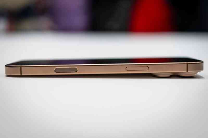 Trên tay iPhone 16 với nút bấm và thiết kế mới - 6