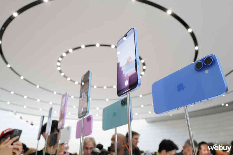 Trên tay trọn bộ 5 màu mới của iPhone 16 và iPhone 16 Plus: Nhìn ảnh tưởng xấu mà hóa ra đẹp không tưởng, giá chính hãng từ 22,99 triệu đồng- Ảnh 6. Trên tay trọn bộ 5 màu mới của iPhone 16 và iPhone 16 Plus: Nhìn ảnh tưởng xấu mà hóa ra đẹp không tưởng, giá chính hãng từ 22,99 triệu đồng- Ảnh 6.