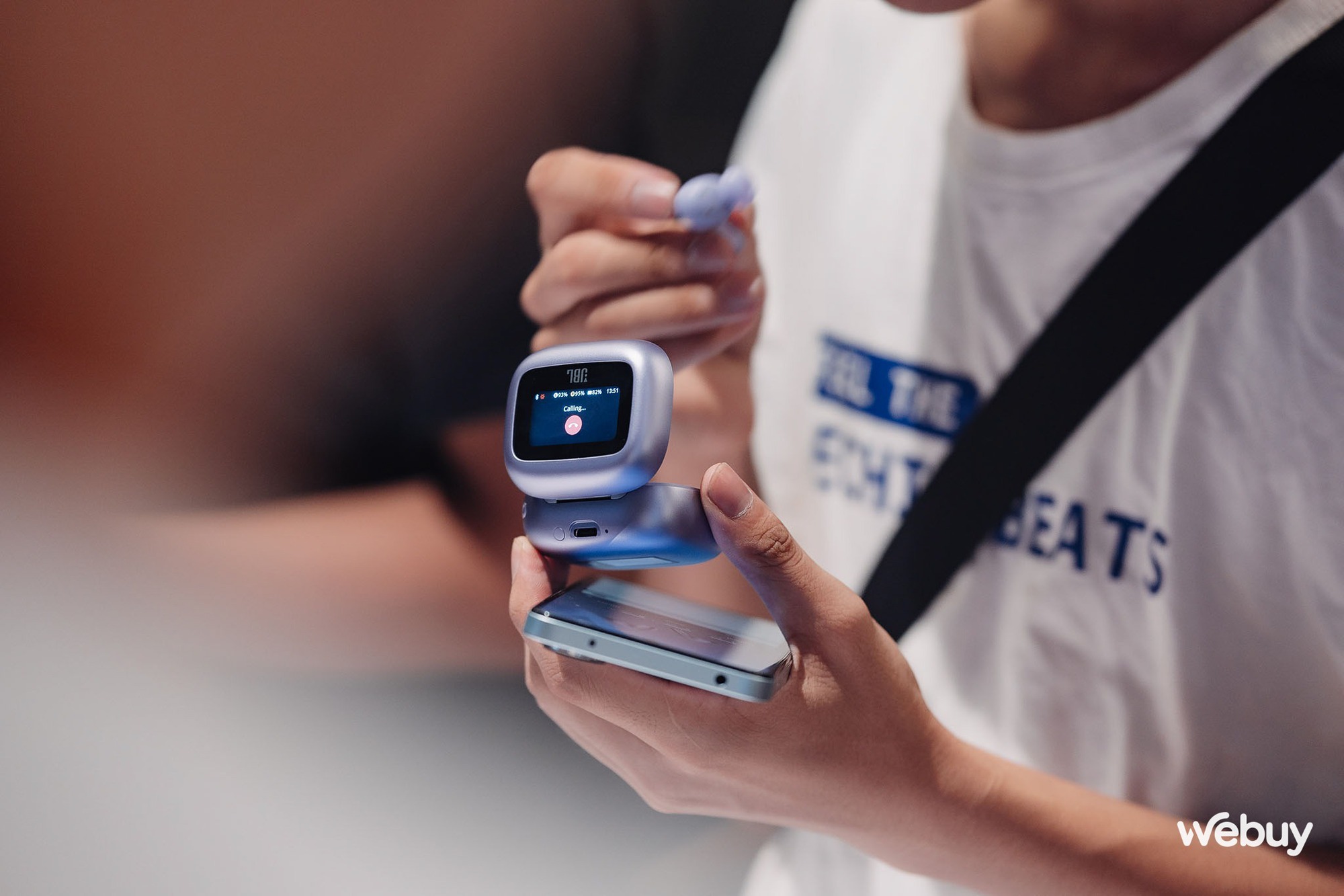 Gen Z đã đúng: Tai nghe không dây có màn hình độc đáo này sở hữu loạt ưu điểm khiến giới trẻ quá là “mê mẩn”, chẳng trách được đề cử giải thưởng Better Choice Awards 2024