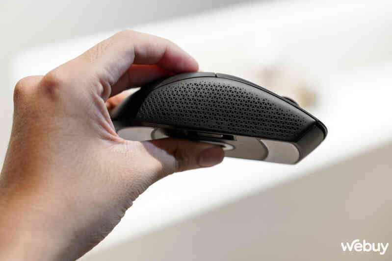 Đánh giá chuột gaming Corsair M55 Wireless: Chất lượng hoàn thiện như một "cỗ xe tăng"- Ảnh 7. Đánh giá chuột gaming Corsair M55 Wireless: Chất lượng hoàn thiện như một "cỗ xe tăng"- Ảnh 7.