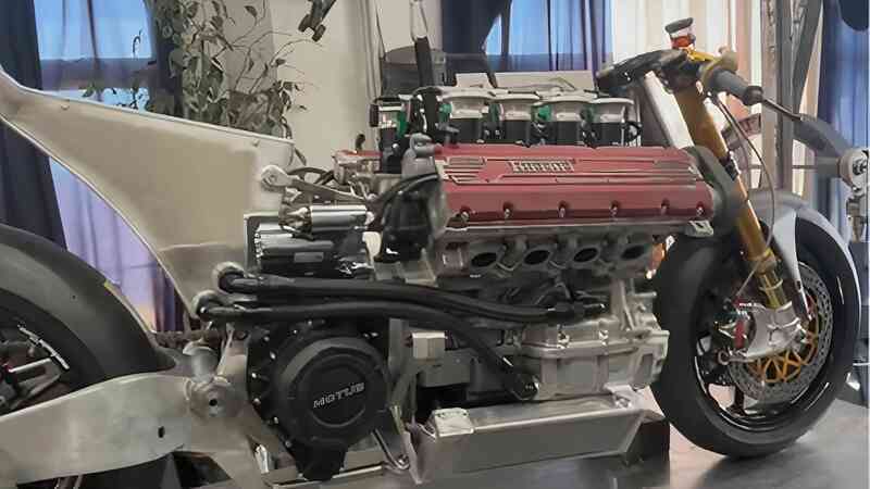 Điều gì sẽ xảy ra nếu bạn tích hợp khối động cơ Ferrari V8 vào một chiếc xe máy?- Ảnh 2. Điều gì sẽ xảy ra nếu bạn tích hợp khối động cơ Ferrari V8 vào một chiếc xe máy?- Ảnh 2.