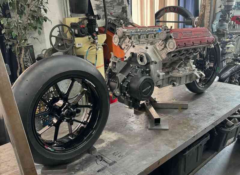Điều gì sẽ xảy ra nếu bạn tích hợp khối động cơ Ferrari V8 vào một chiếc xe máy?- Ảnh 4. Điều gì sẽ xảy ra nếu bạn tích hợp khối động cơ Ferrari V8 vào một chiếc xe máy?- Ảnh 4.