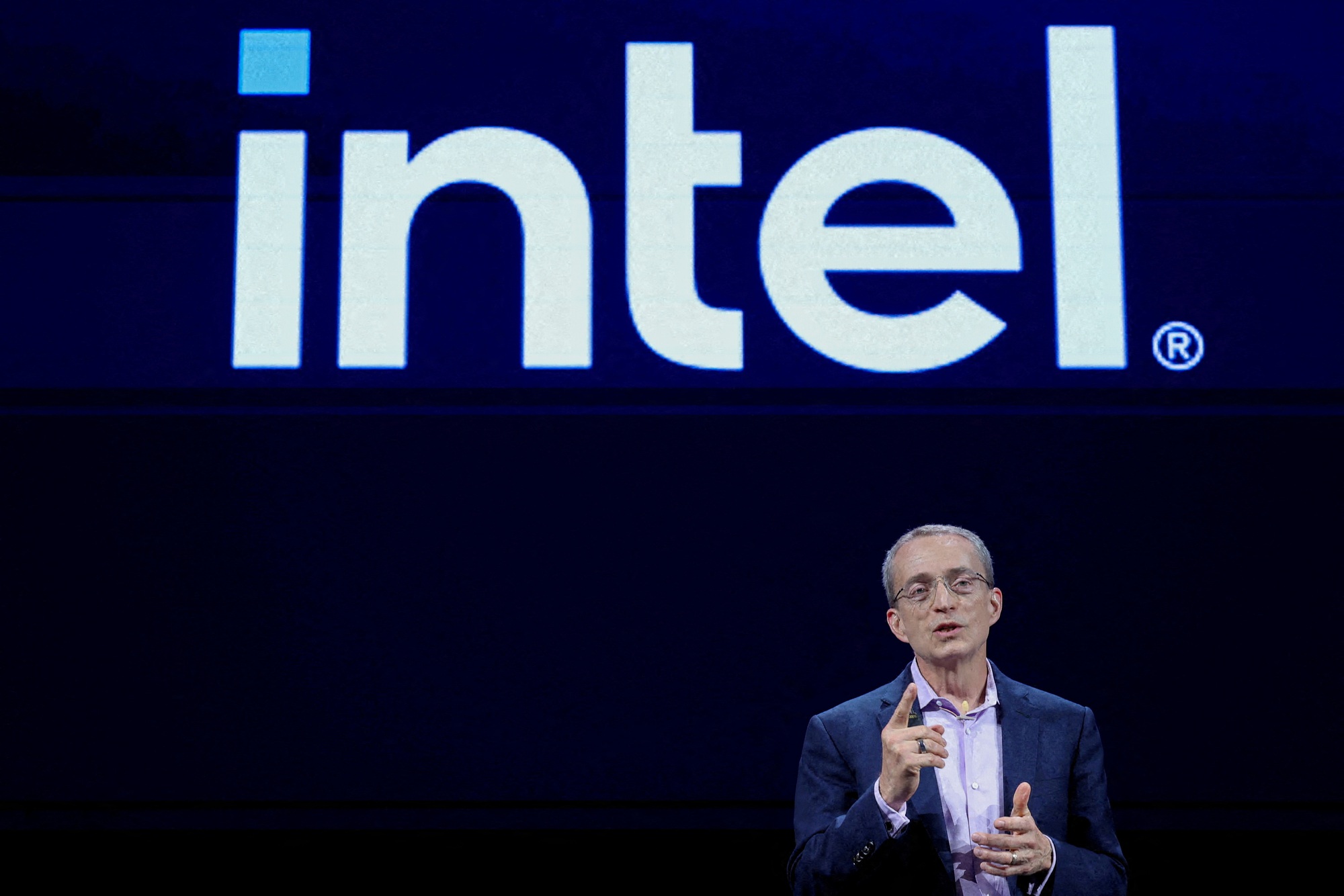 "Cúi đầu nhận sai" Intel học theo một quyết định 16 năm trước của AMD, hy vọng cứu vãn đà lao dốc không phanh của cả công ty