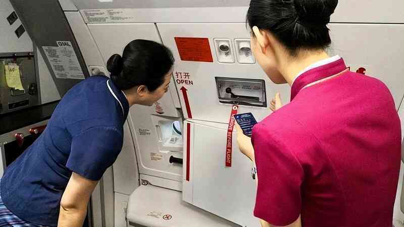 Tại sao máy bay không được tích hợp cửa tự động, thay vào đó tiếp viên hàng không chỉ có thể đóng mở cửa bằng tay?- Ảnh 3. Tại sao máy bay không được tích hợp cửa tự động, thay vào đó tiếp viên hàng không chỉ có thể đóng mở cửa bằng tay?- Ảnh 3.