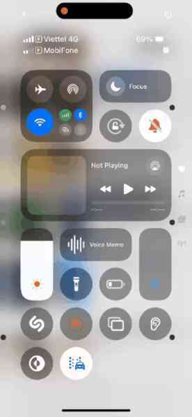 iPhone đột nhiên xuất hiện nhiều chấm tròn trên màn hình, tưởng lỗi nhưng hóa ra lại giúp chống say tàu xe cực hiệu quả