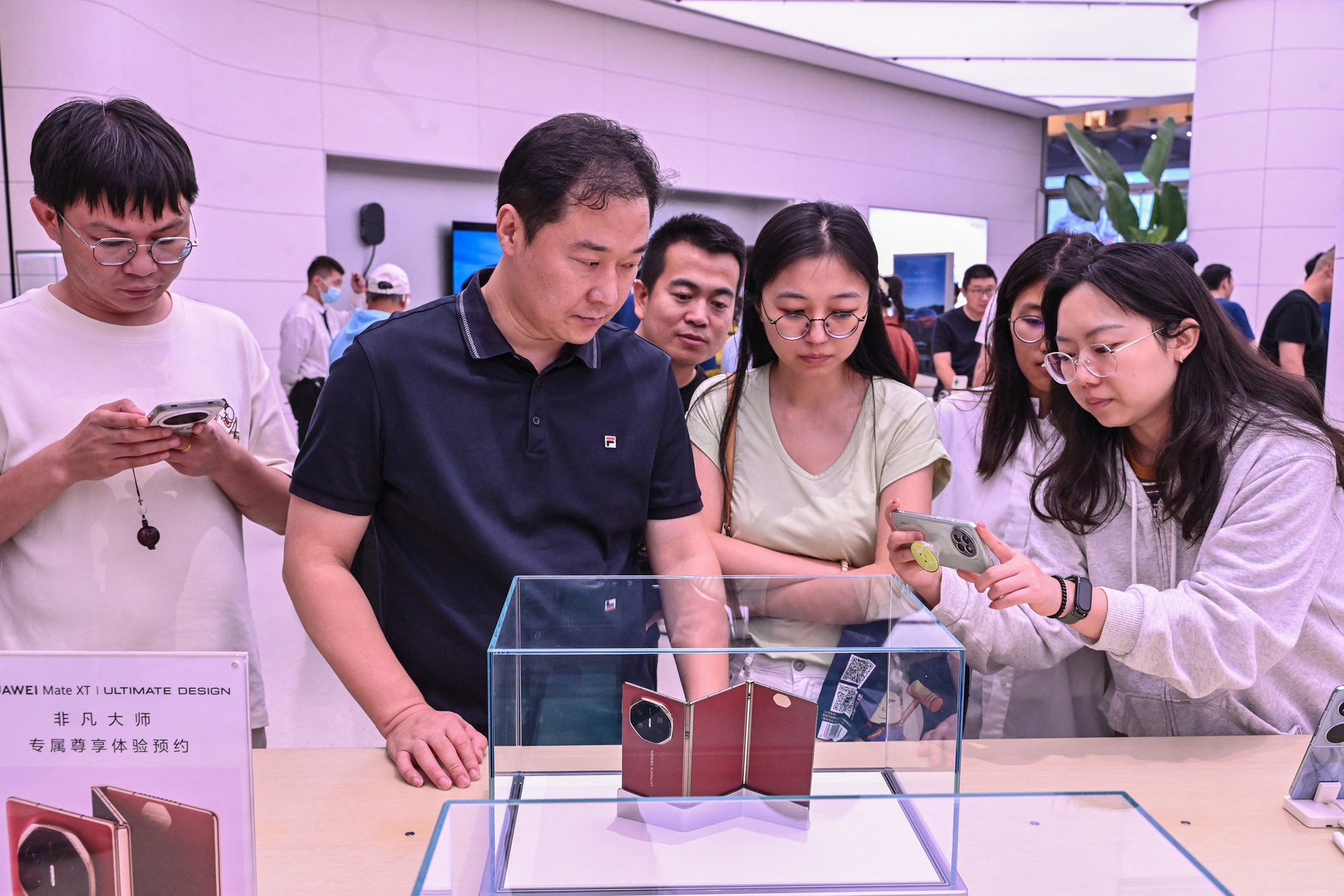 Người dùng Trung Quốc phát cuồng vì Huawei Mate XT: Giá tăng gấp 3 lần lên 200 triệu vẫn khó mua được- Ảnh 2. Người dùng Trung Quốc phát cuồng vì Huawei Mate XT: Giá tăng gấp 3 lần lên 200 triệu vẫn khó mua được- Ảnh 2.