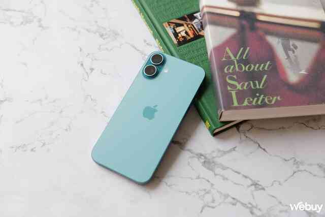 Trên tay iPhone 16 và iPhone 16 Plus chính hãng VN/A: Đây mới là chiếc iPhone đáng mua của năm nay, nhiều nâng cấp, có màu "Xanh Mòng Két" mới siêu đẹp- Ảnh 12. Trên tay iPhone 16 và iPhone 16 Plus chính hãng VN/A: Đây mới là chiếc iPhone đáng mua của năm nay, nhiều nâng cấp, có màu "Xanh Mòng Két" mới siêu đẹp- Ảnh 12.
