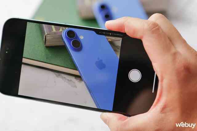 Trên tay iPhone 16 và iPhone 16 Plus chính hãng VN/A: Đây mới là chiếc iPhone đáng mua của năm nay, nhiều nâng cấp, có màu "Xanh Mòng Két" mới siêu đẹp- Ảnh 14. Trên tay iPhone 16 và iPhone 16 Plus chính hãng VN/A: Đây mới là chiếc iPhone đáng mua của năm nay, nhiều nâng cấp, có màu "Xanh Mòng Két" mới siêu đẹp- Ảnh 14.