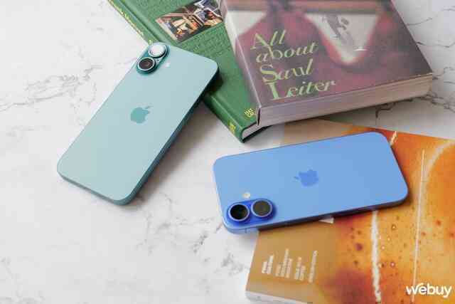 Trên tay iPhone 16 và iPhone 16 Plus chính hãng VN/A: Đây mới là chiếc iPhone đáng mua của năm nay, nhiều nâng cấp, có màu "Xanh Mòng Két" mới siêu đẹp- Ảnh 4. Trên tay iPhone 16 và iPhone 16 Plus chính hãng VN/A: Đây mới là chiếc iPhone đáng mua của năm nay, nhiều nâng cấp, có màu "Xanh Mòng Két" mới siêu đẹp- Ảnh 4.