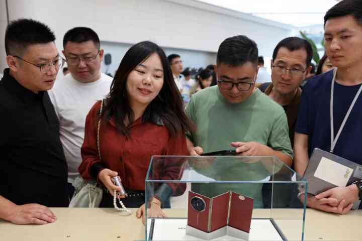 Huawei Mate XT gập ba sốt như vàng: Giá bị thổi lên hơn 500 triệu- Ảnh 2. Huawei Mate XT gập ba sốt như vàng: Giá bị thổi lên hơn 500 triệu- Ảnh 2.