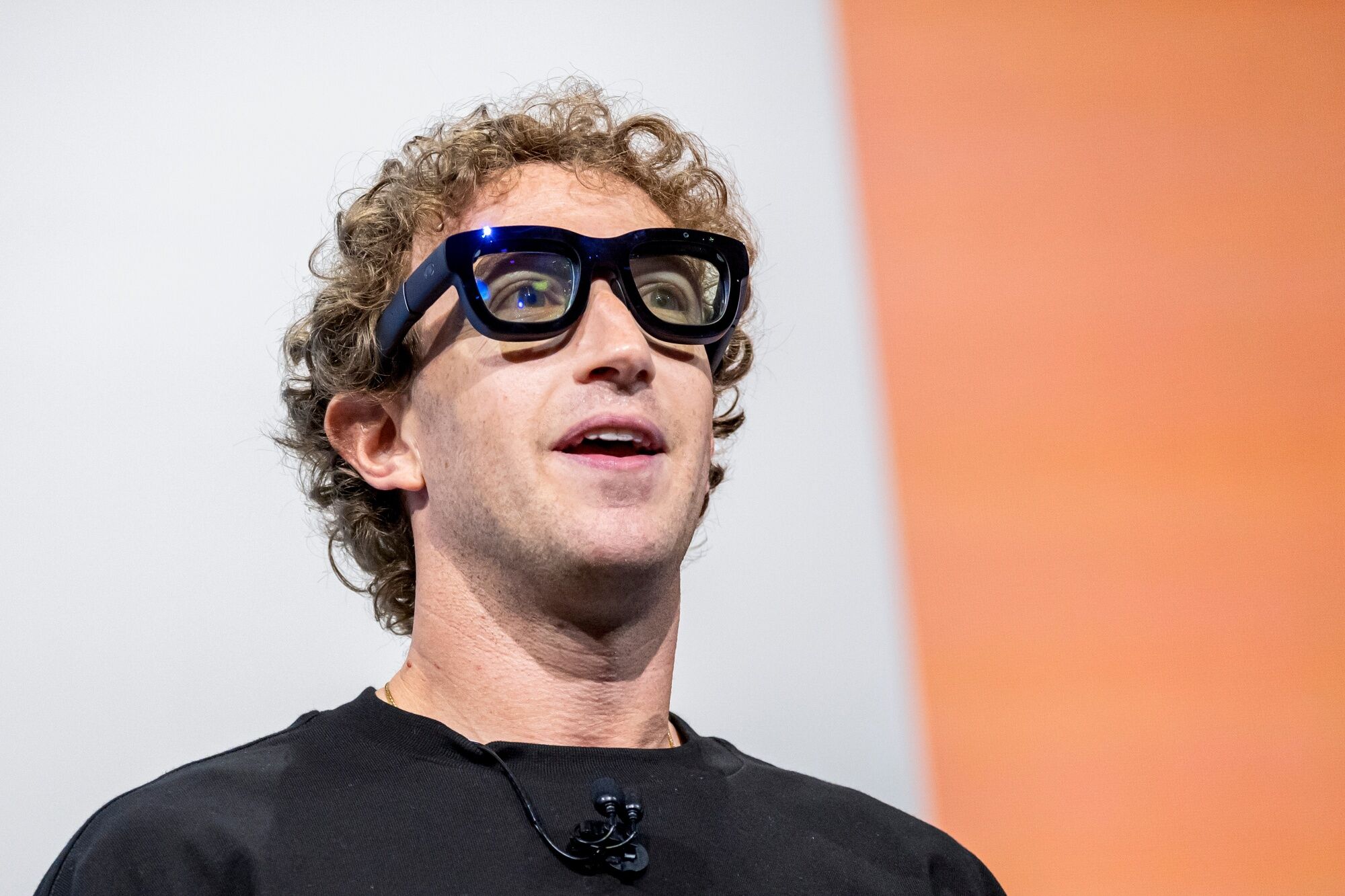 Mark Zuckerberg bất ngờ giới thiệu kính Thực tế tăng cường Orion: làm được nhiều điều Apple Vision Pro chưa thể làm được