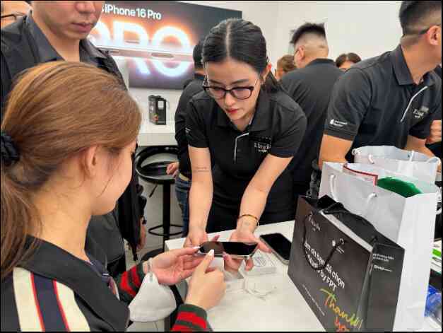 FPT Shop và F.Studio by FPT chính thức "lên kệ" iPhone 16 Series trên toàn quốc- Ảnh 3. FPT Shop và F.Studio by FPT chính thức "lên kệ" iPhone 16 Series trên toàn quốc- Ảnh 3.