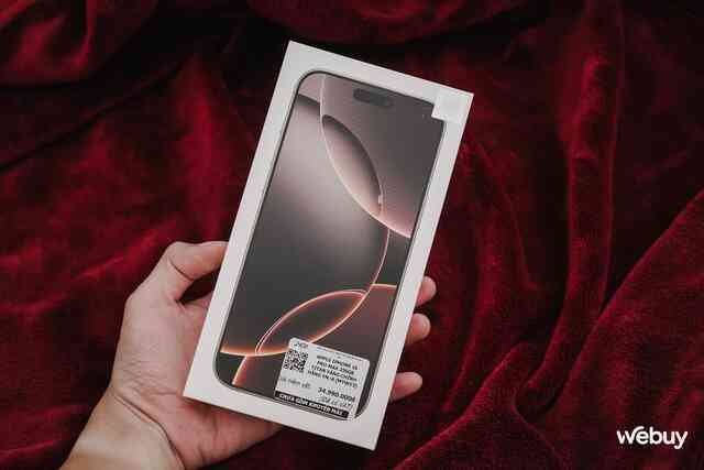 Mở hộp chiếc iPhone khiến người Việt xếp hàng tới tận 3 giờ sáng để nhận máy